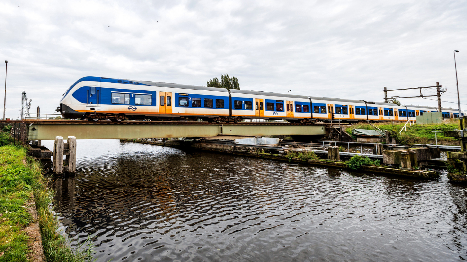 De spoorbrug over de Gouwe bij Alphen aan den Rijn