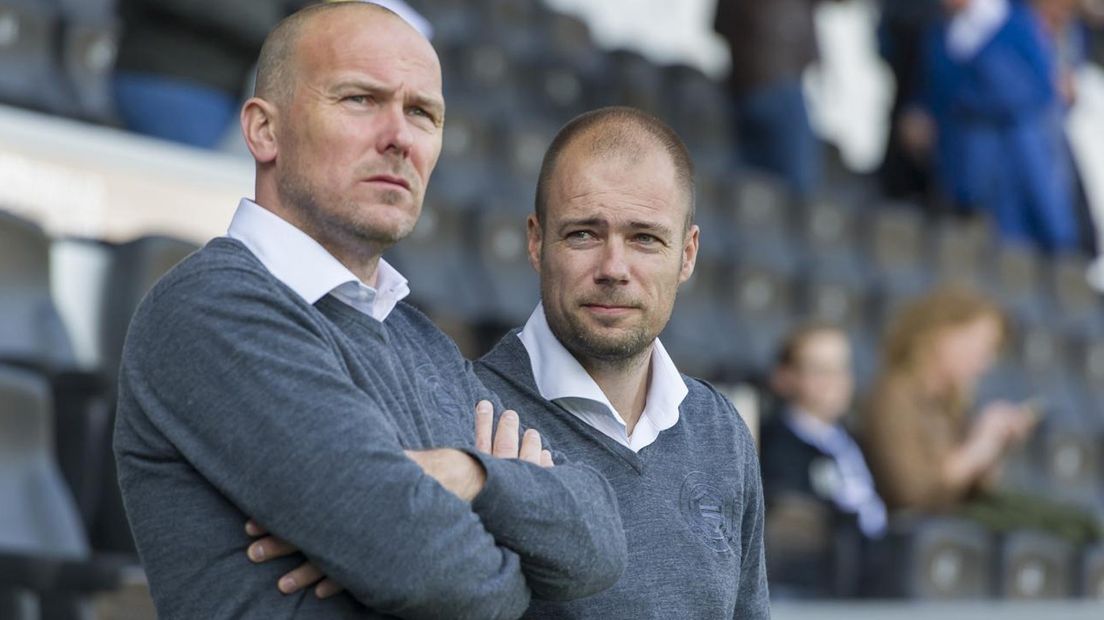 Zorgelijke tijden voor Danny Buijs, rechts die naast teammanager Edwin Bolt staat in Almelo