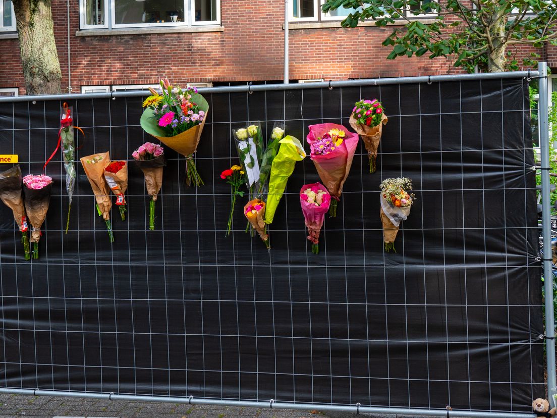 Bloemen bij de afzetting aan het Heiman Dullaertplein