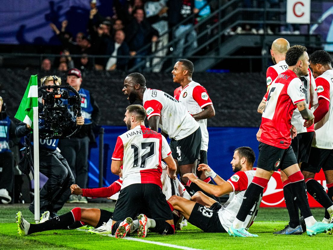 Feyenoord viert bij de cornervlag het feestje na de 1-0 tegen Celtic