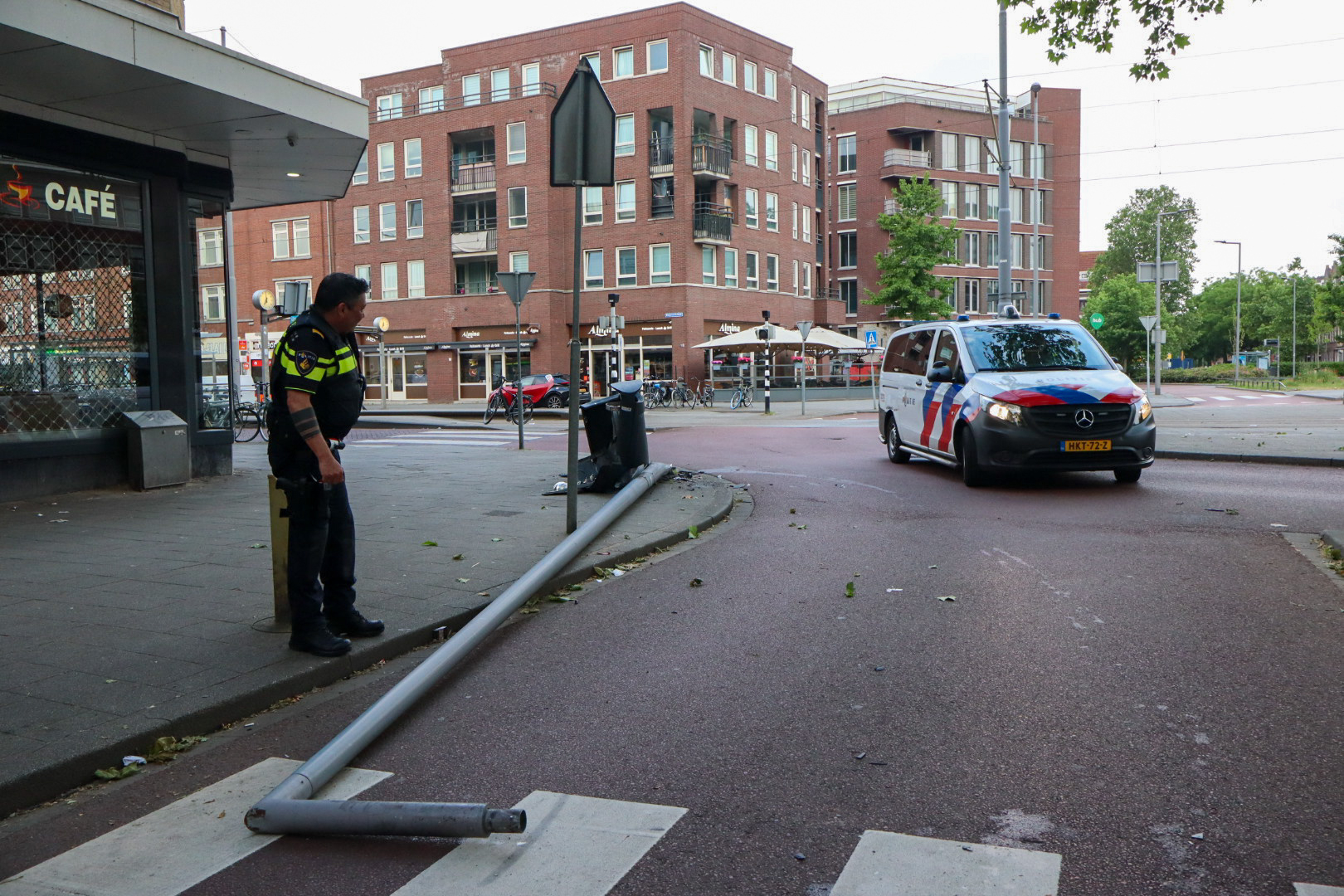 De automobilist reed een lantaarnpaal en prullenbak aan gort, maar kon worden gepakt door een spoor van koelvloeistof.