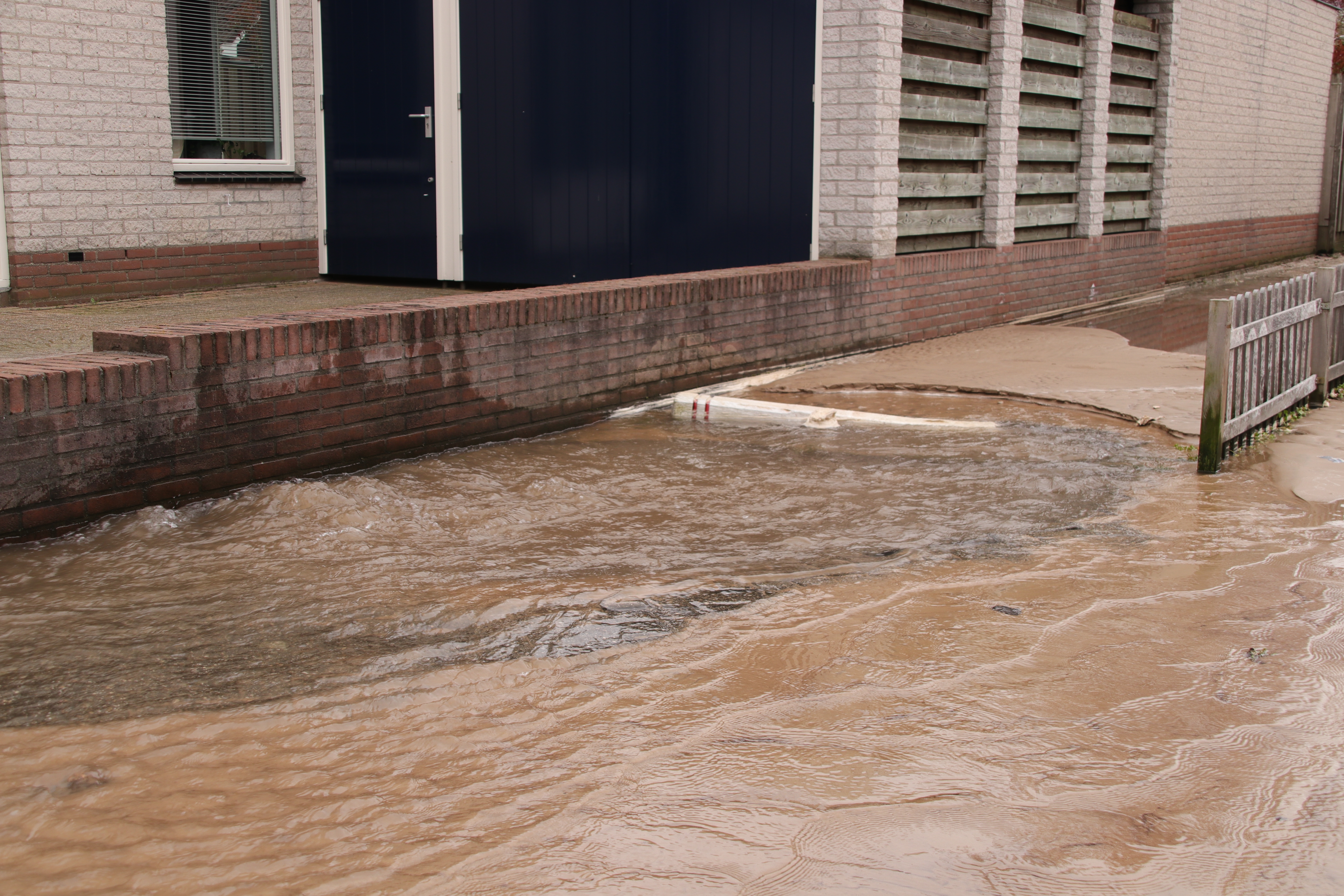 Gesprongen Leiding Zet Edese Straat Onder Water - Omroep Gelderland