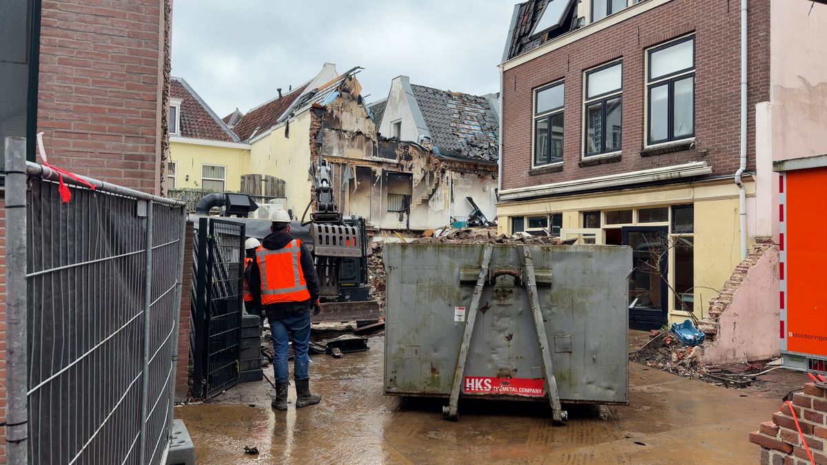 Sloop Visscherssteeg deels met de hand door instortingsgevaar