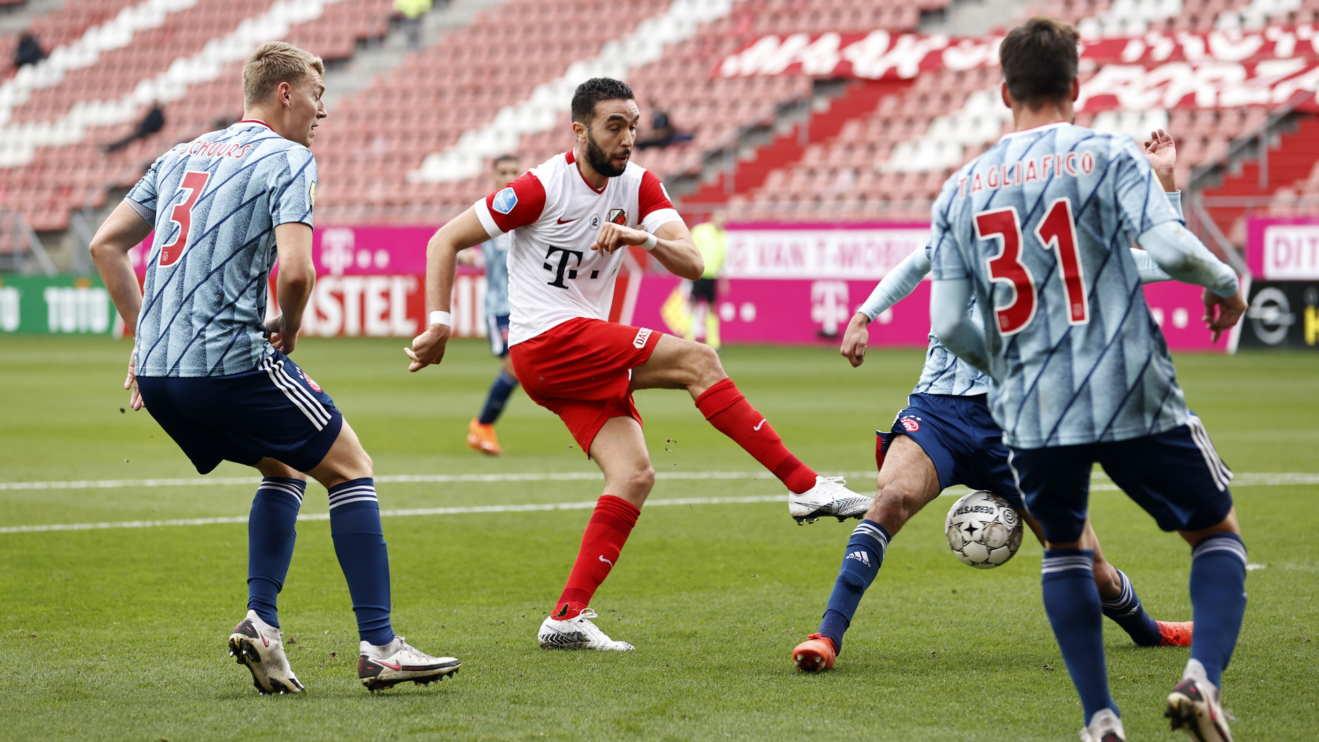 2020: FC Utrecht-aanvaller Mimoun Mahi lost een schot langs het uitgestoken been van Ajax-verdediger Noussair Mazraoui