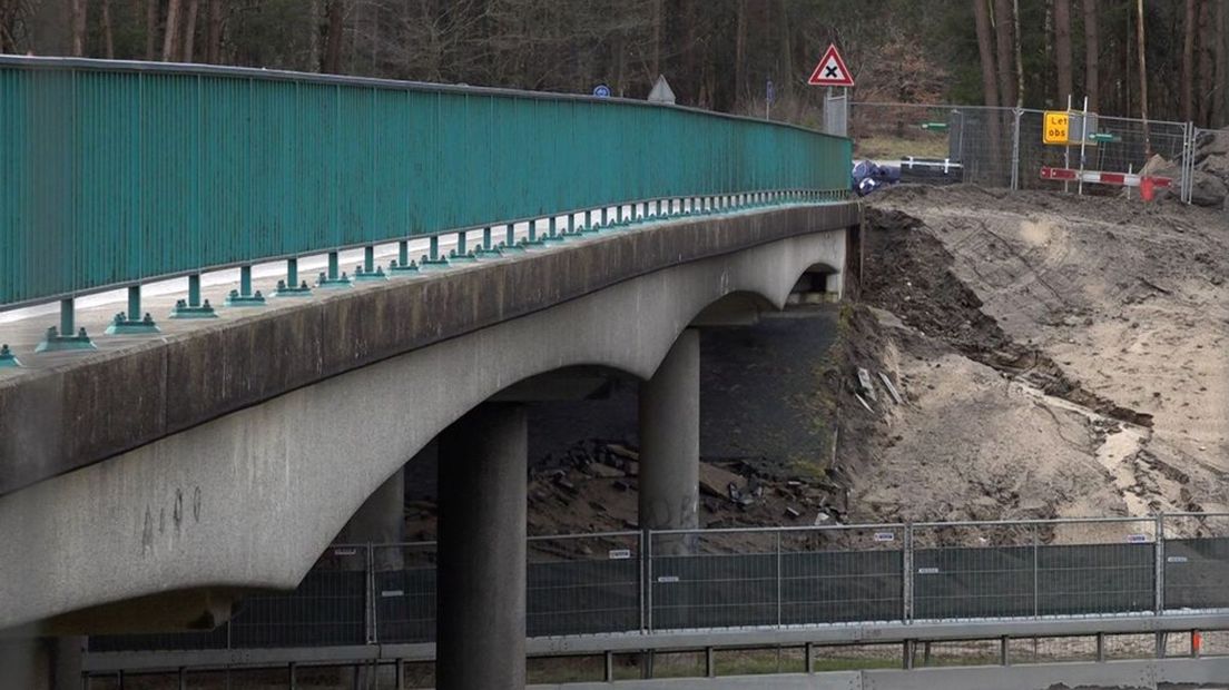 Het afbrokkelende viaduct over de A1.