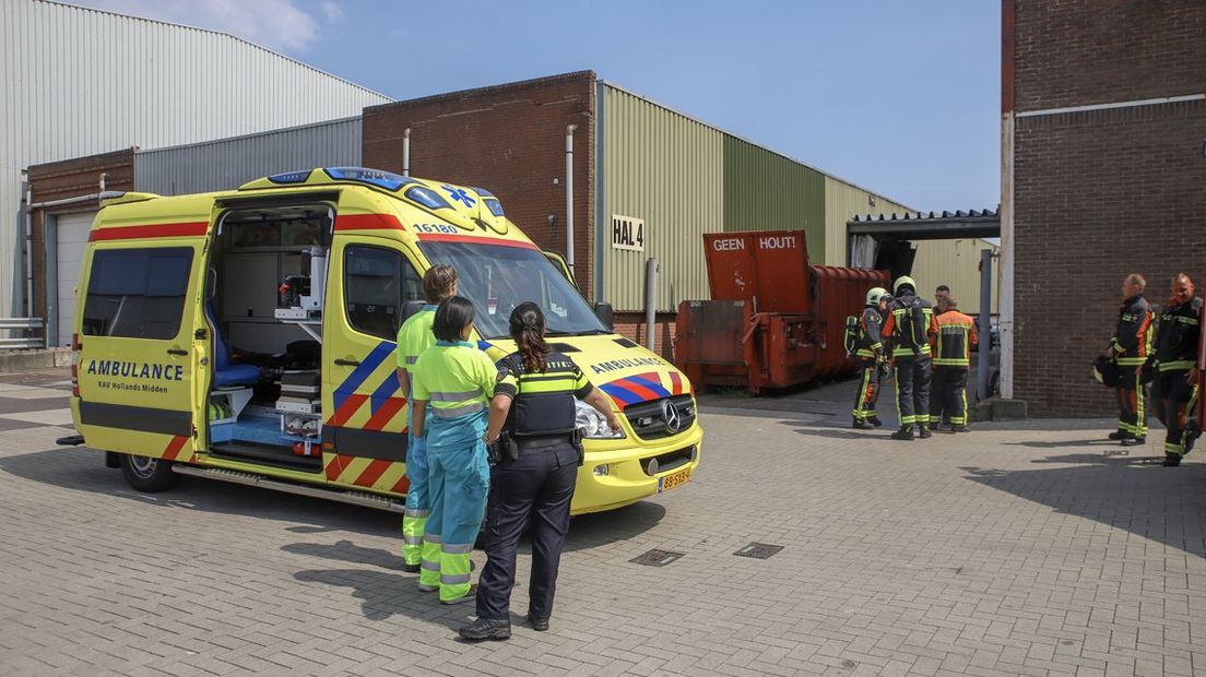 Politie-inval bij het bedrijfspand aan de Draadbaan in Leiderdorp. 