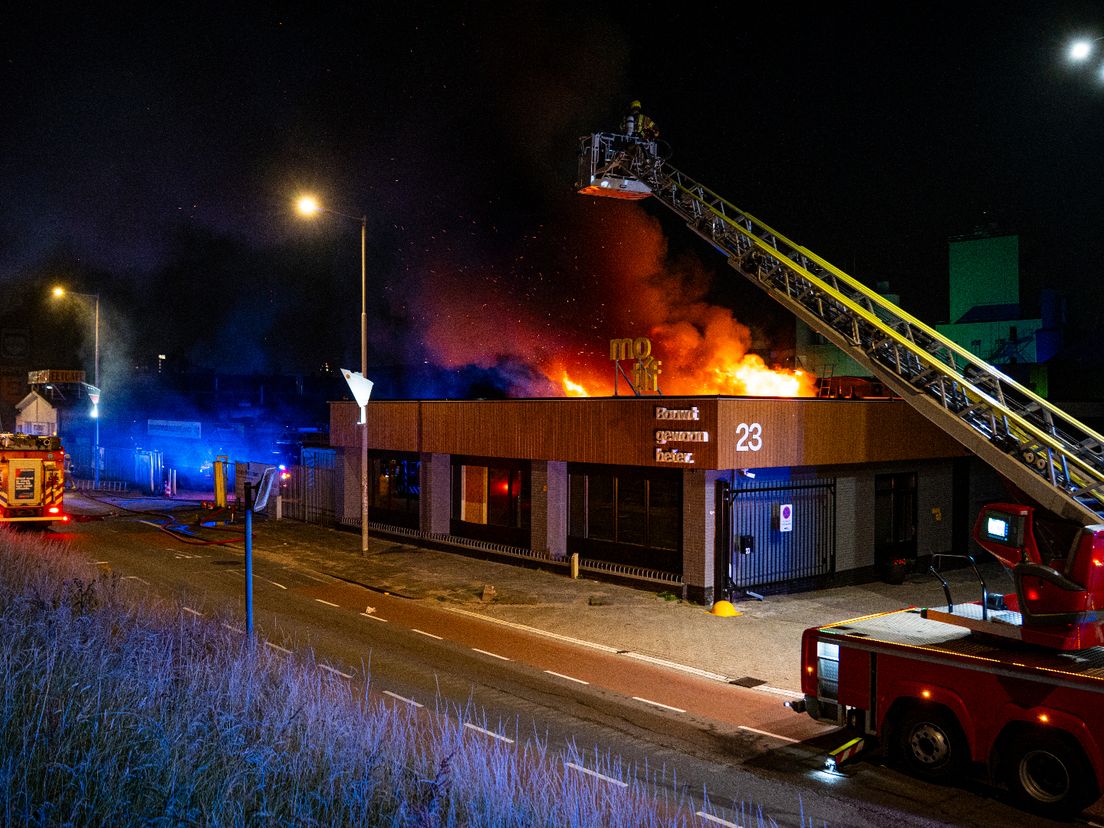 De brand woedde op het dak van het bouwbedrijf.