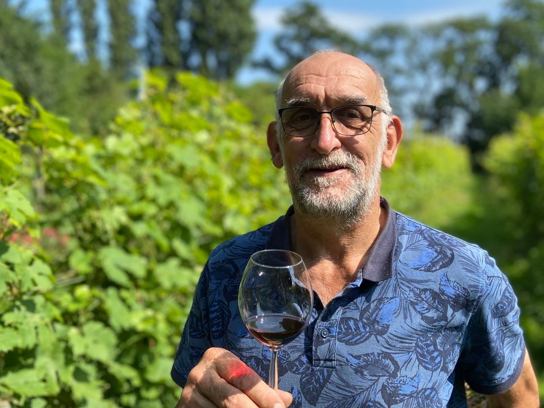 Fred Lorsheijd met een zelfgeproduceerd glas wijn