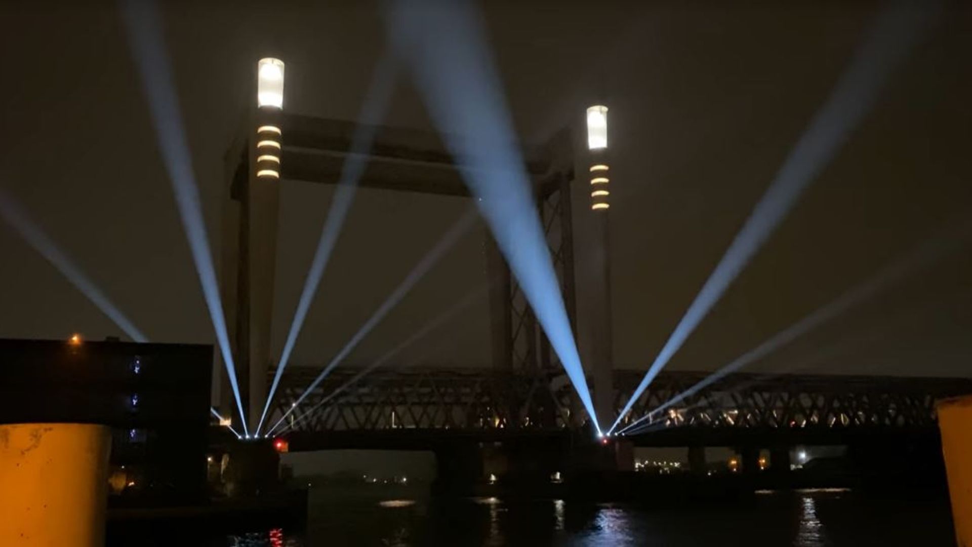 Dit is waarom je de hele week schijnwerpers ziet in de lucht boven de