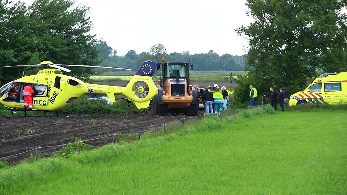 Jongen bekneld onder minishovel in Oosterhesselen