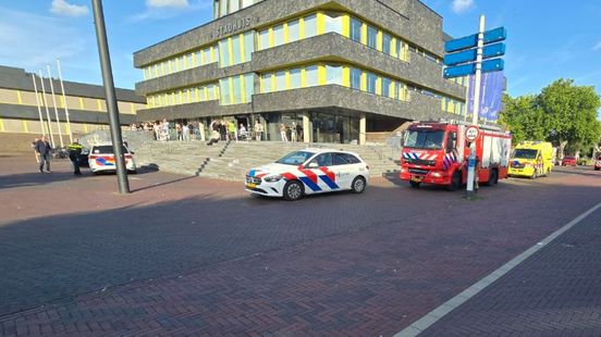 Medewerker gemeentehuis bekneld in buizenpost