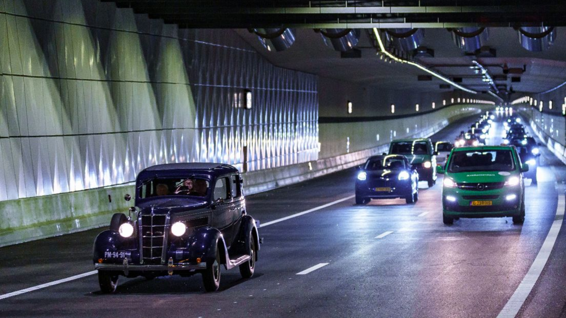 Eén van de eerste auto's die over de weg reed, was een oldtimer.