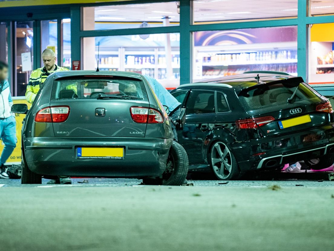 Ravage bij een tankstation op de Maasboulevard