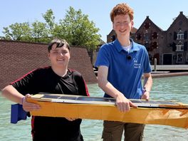 Leerlingen zien droomrace van zonneboot abrupt eindigen: 'Balen, maar we sleutelen gewoon verder'