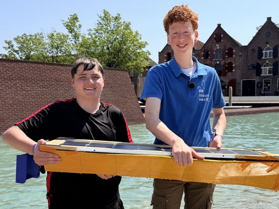 Spannende race van zelfgebouwde zonnebootjes in Coevorden eindigt in deceptie: 'Balen, maar we sleutelen gewoon verder'