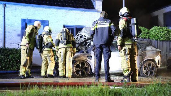 Politie zoekt getuigen na brandstichting bij elektrische auto in Kampen Home