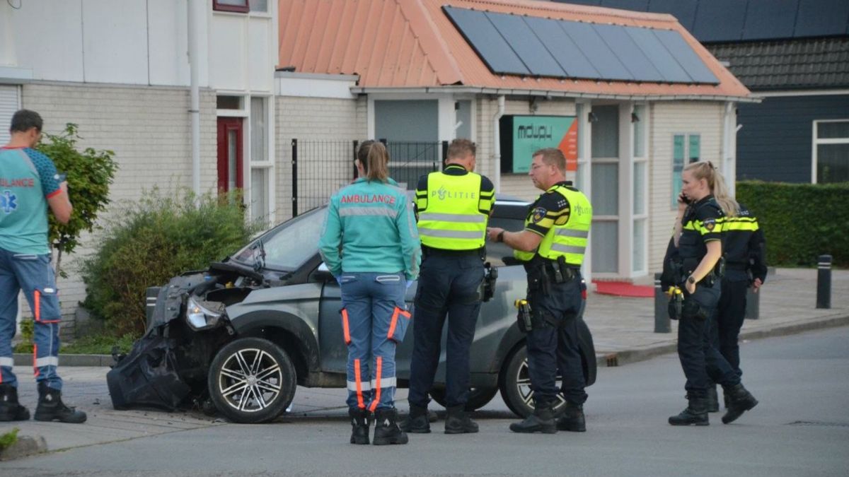 112-nieuws: Auto en brommobiel botsen in Veendam