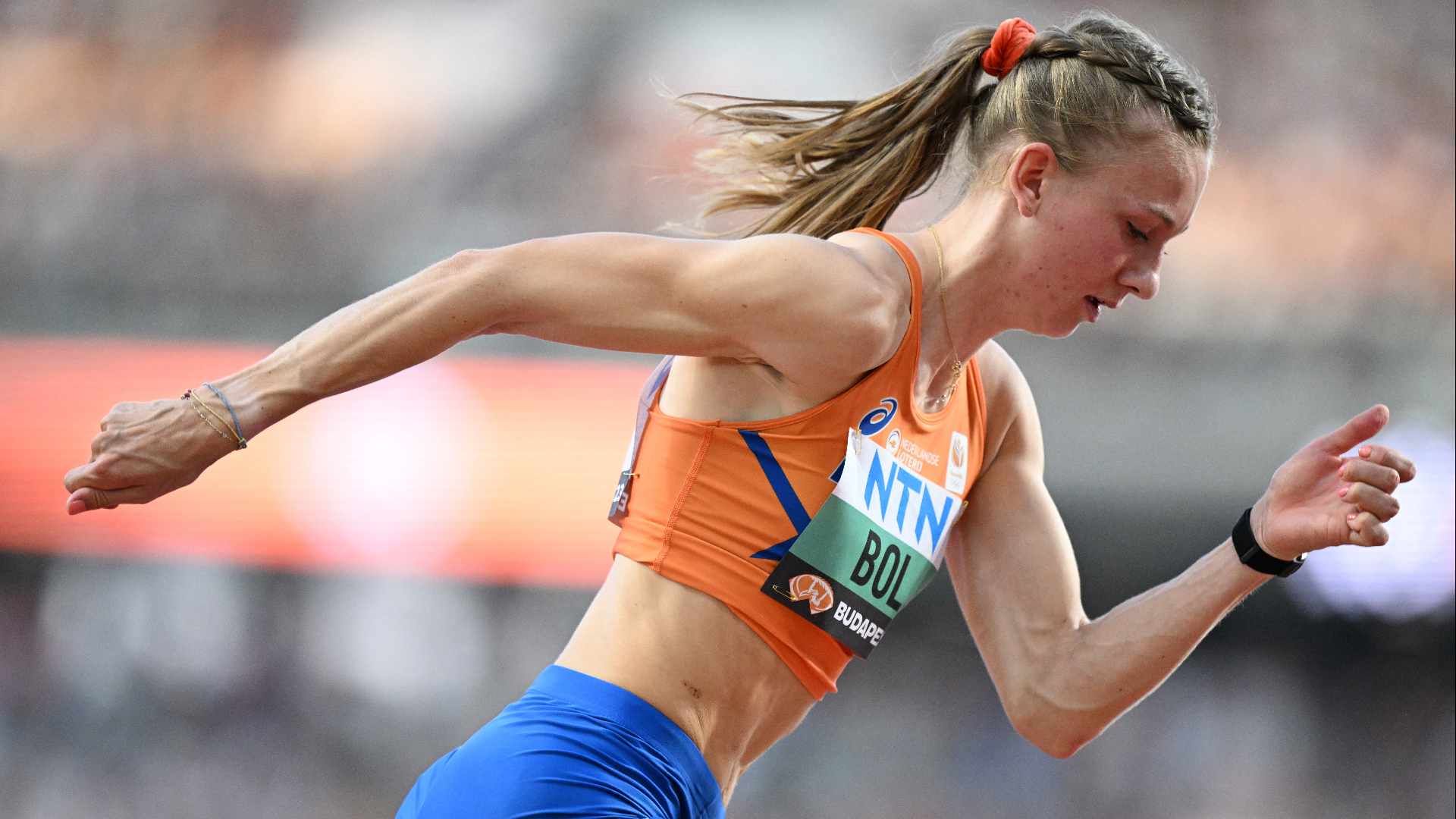 Femke Bol Overklast Concurrentie En Verovert Historisch WK-goud Op 400 ...