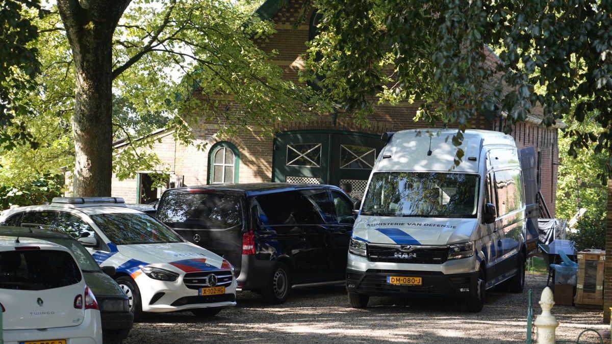 Gevaarlijke stoffen en vuurwapen gevonden in boerderij, experts Defensie ingezet