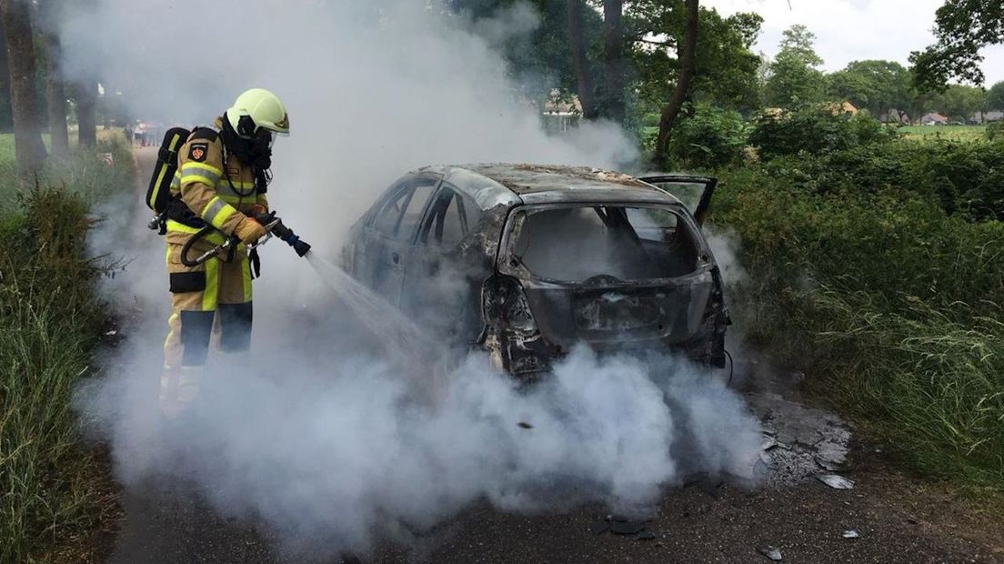 Rallyauto vliegt tijdens proefrit in brand bij Gramsbergen