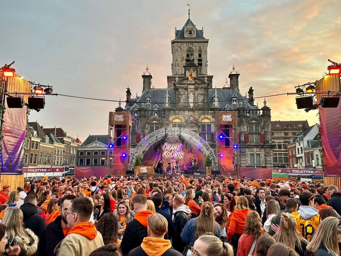 Oranje hoodies, rood-wit-blauwe schmink en bier: duizenden mensen genieten van Koningsnacht