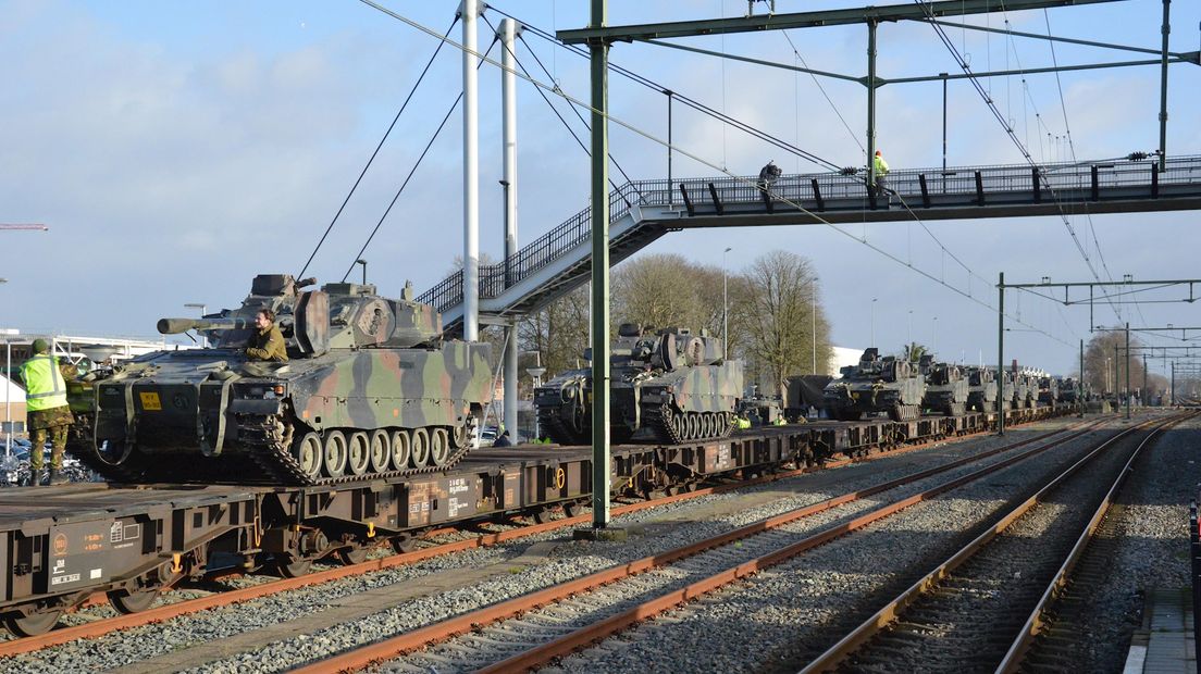 Militaire voertuigen op de trein in Steenwijk