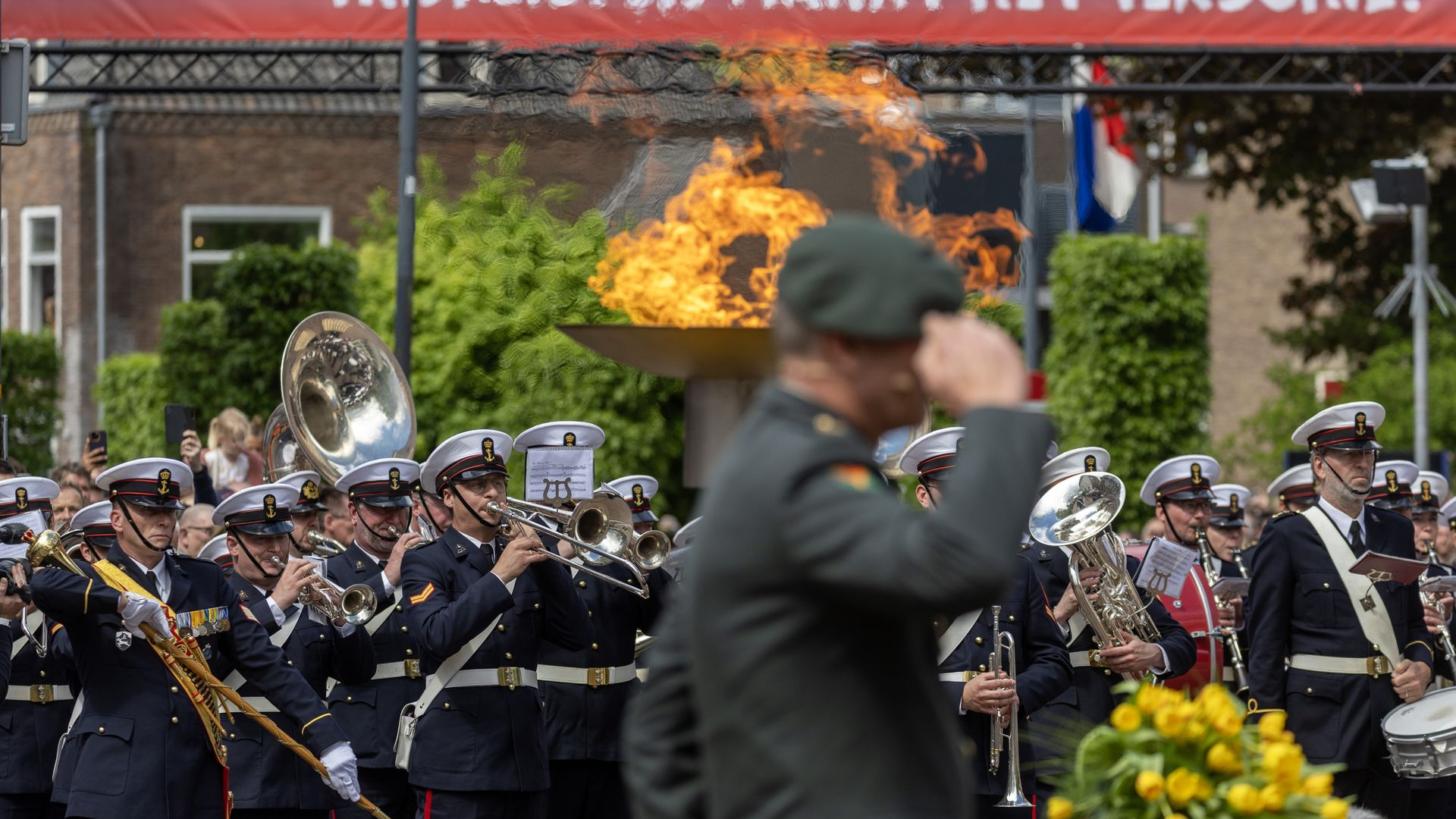 5 mei: officiële feestdag, maar niet iedereen heeft vrij - Omroep