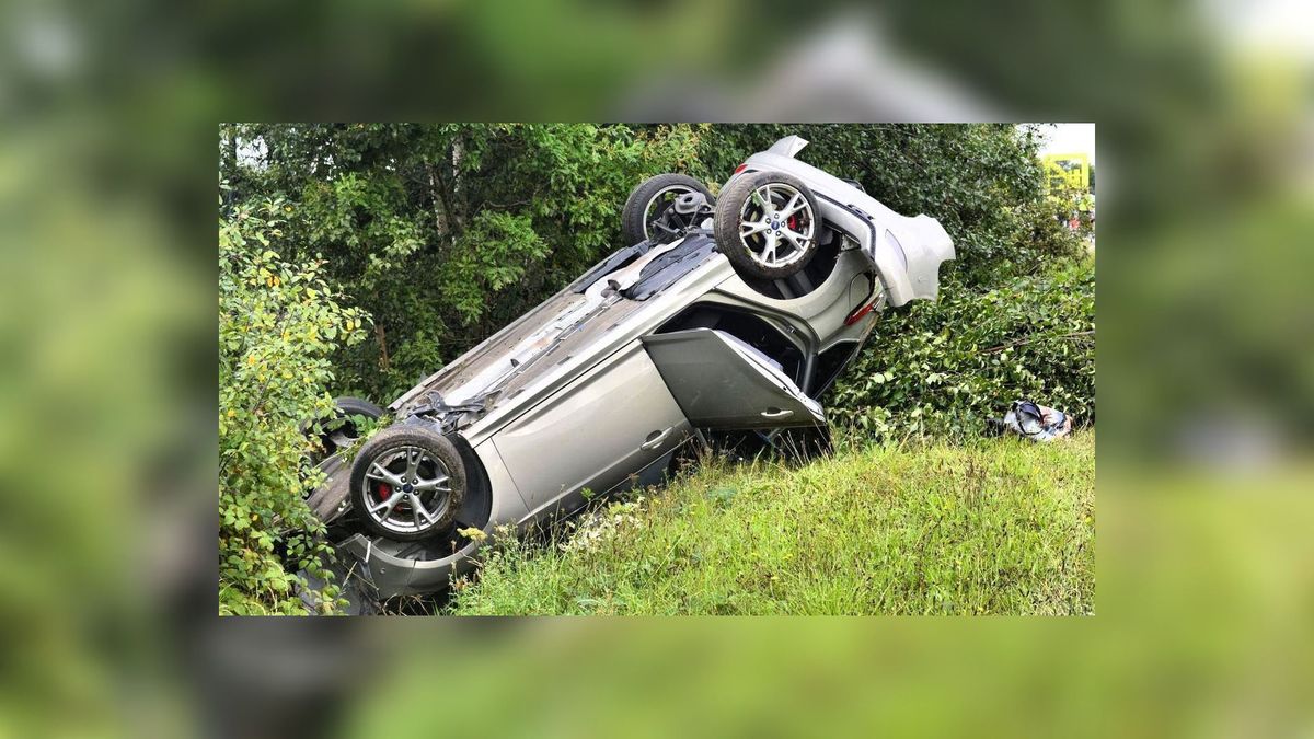 Auto slaat over de kop op Wâldwei bij Opeinde