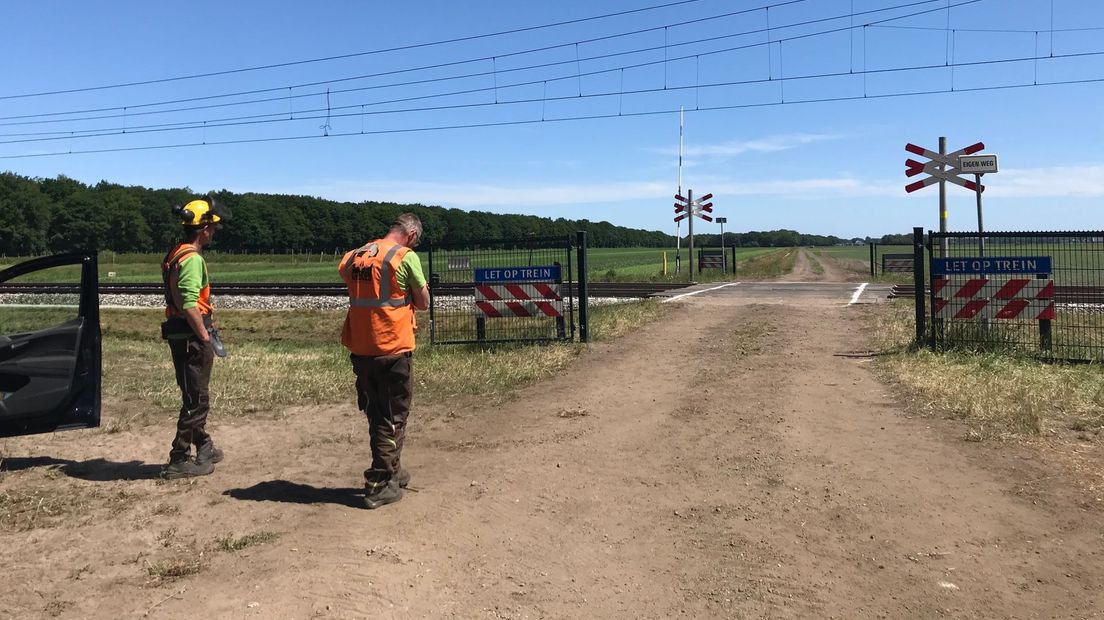 Spoorwerkers houden een minuut stilte voor de machinist (Rechten: RTV Drenthe/Josien Feitsma)