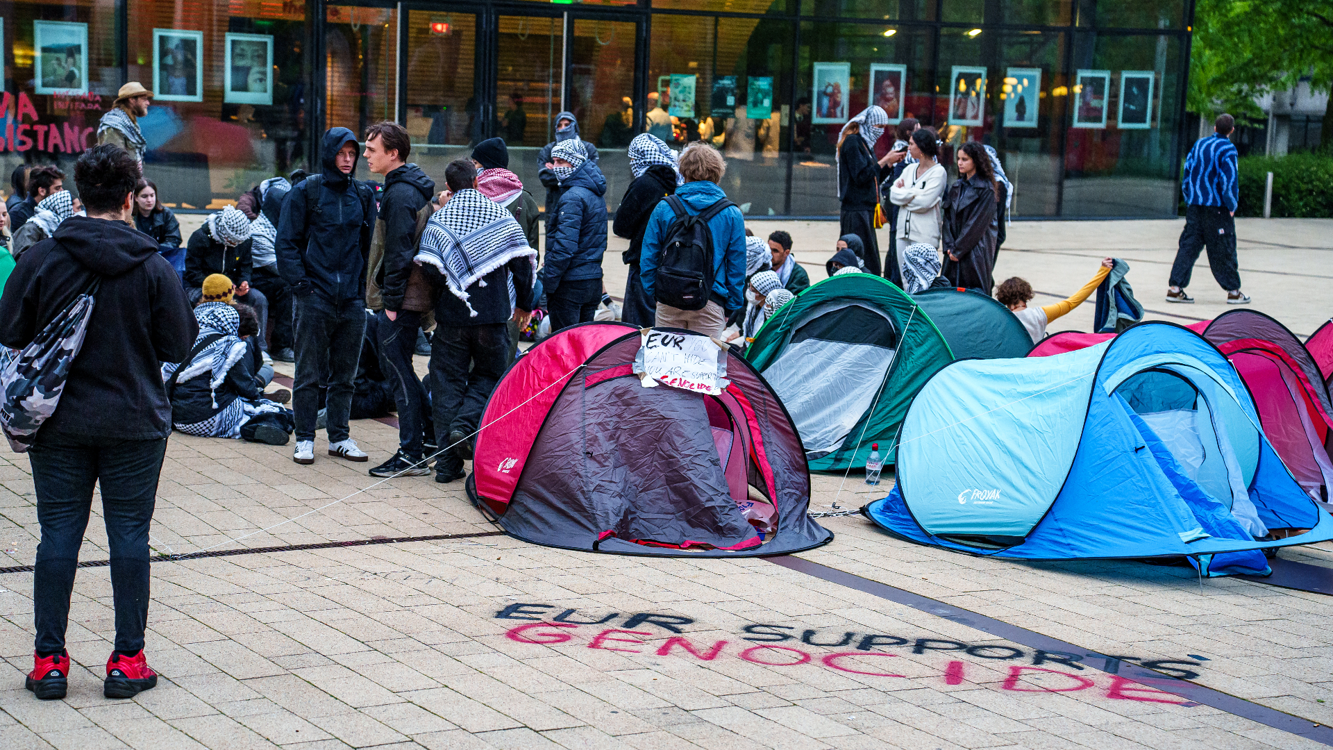 De pro-Palestina demonstranten hebben leuzen op het plein op campus Woudestein geverfd.