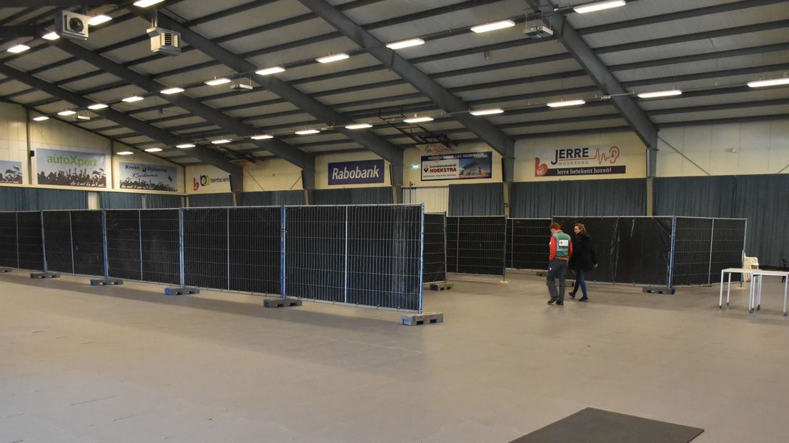 De opvanglocatie bij sportpark Blauw Wit in Heerenveen, in de HoekstraHal