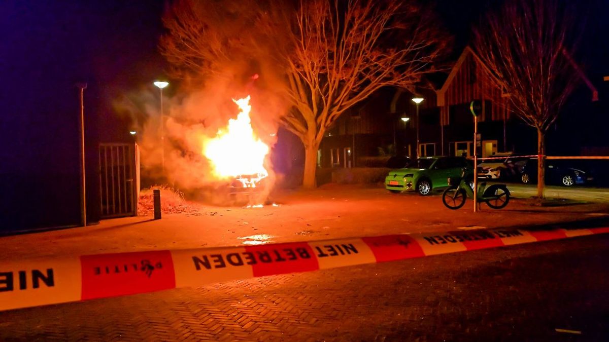 Auto verwoest door brand aan Wattstraat in Enschede