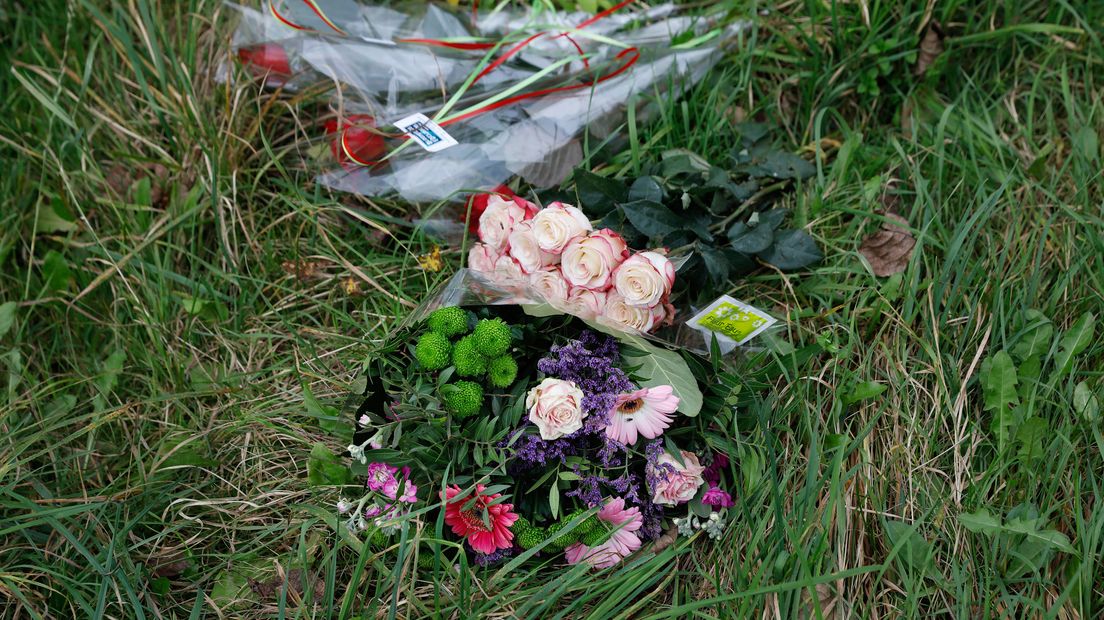 Bloemen bij de plek in Zeewolde waar Anne Faber werd gevonden