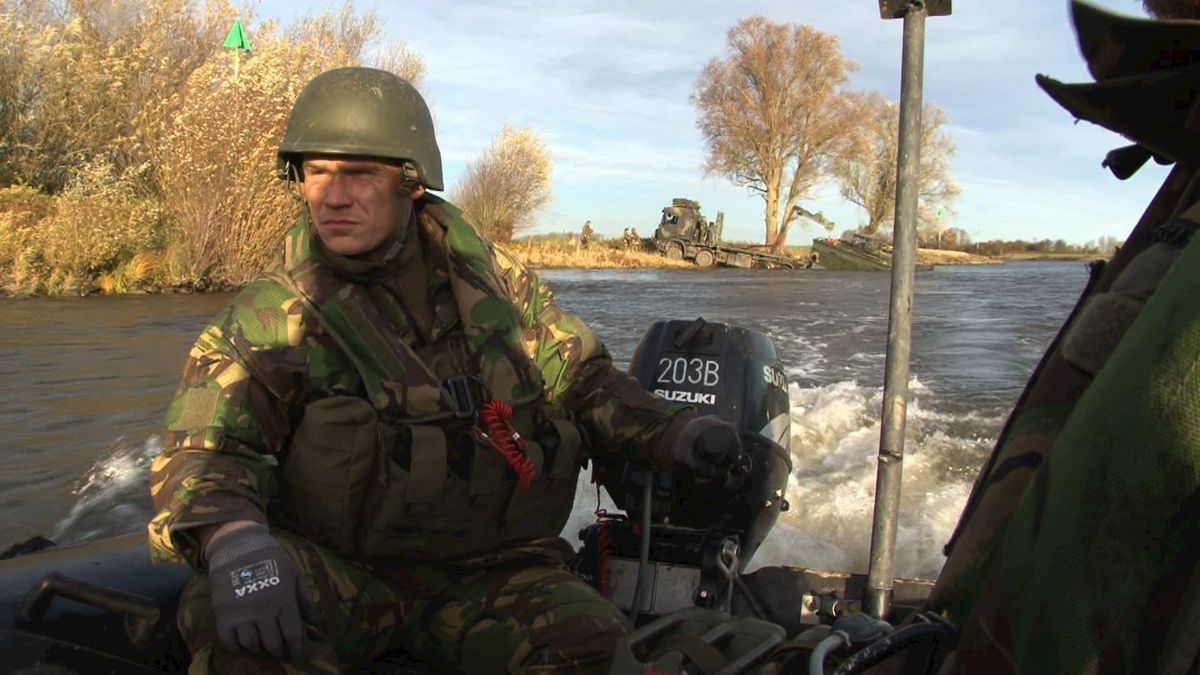 Militairen bedwingen IJssel bij Welsum; aanleg pontonbrug bij flinke wind en stroming