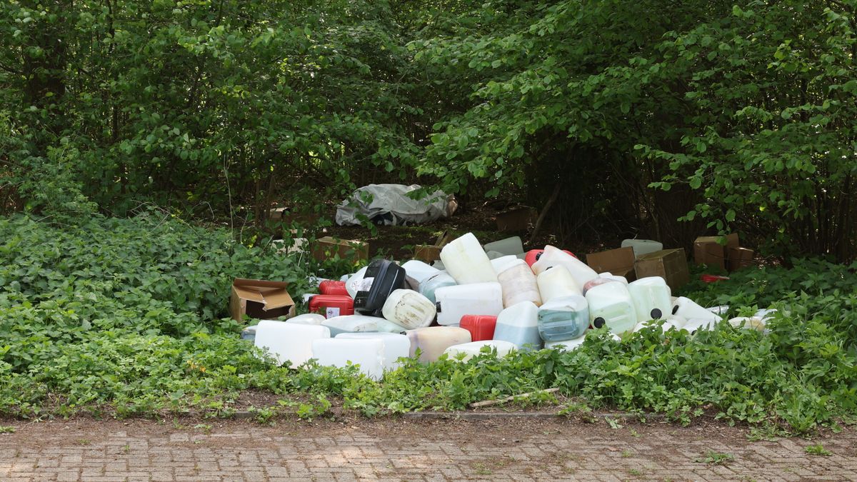 Politie onderzoekt verband tussen pand in Nieuw-Weerdinge en afvaldumpingen