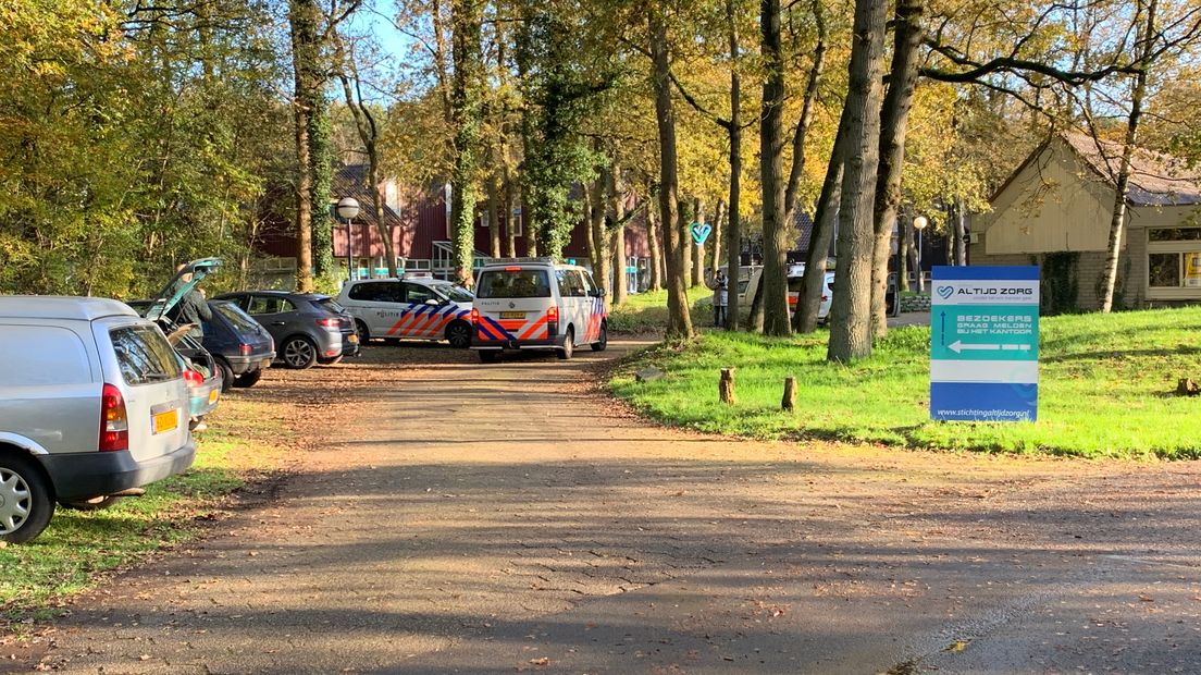 Politie aanwezig op het terrein van 't Ruige Veld (Rechten: RTV Drenthe/Marjolein Lauret)