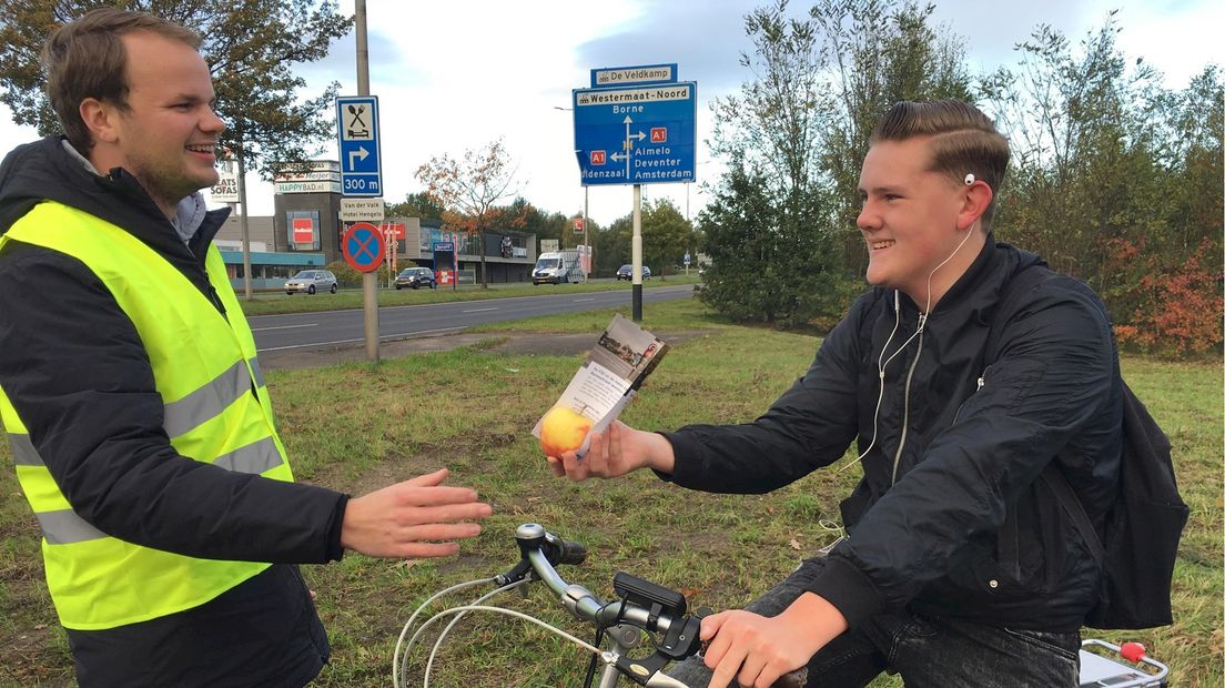Gemeente Hengelo deelt appels uit aan fietsers op de F35