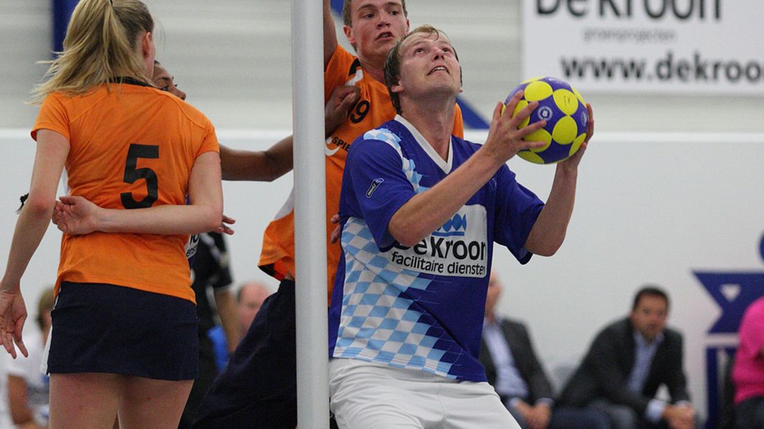 Korfballers van OVVO in duel met Oranje.