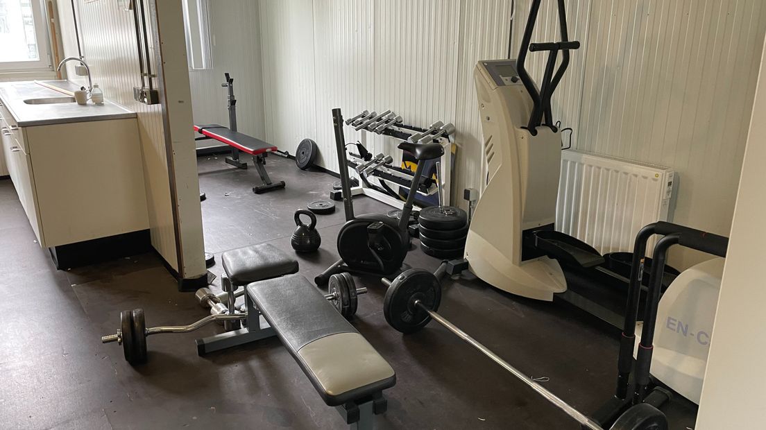 De jongens kunnen gebruik maken van een aantal fitnessapparaten