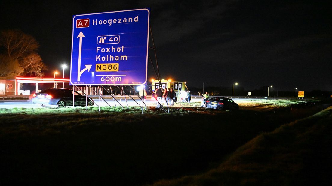 De auto schoot onder het metershoge verkeerbord langs de A7 door en kwam tot stilstand