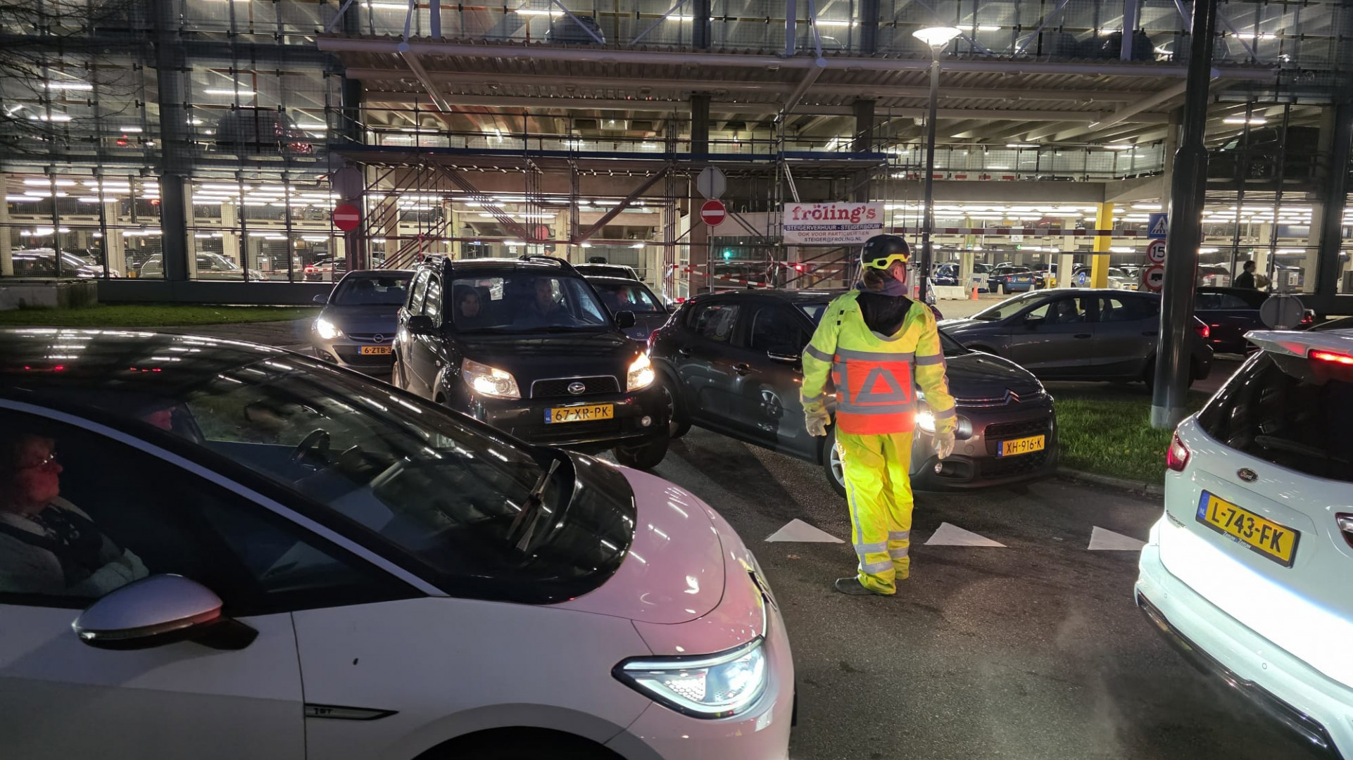 Verkeersregelaars proberen de chaos te verminderen