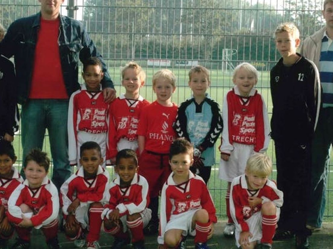 De F-jes van DVSU, met trainer Twan Lenders (rode shirt) en de broertjes Timber gehurkt in het midden op de voorste rij