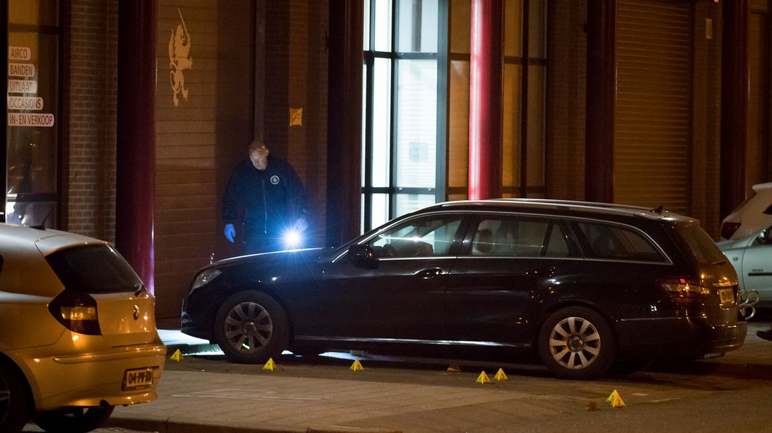 Het incident gebeurde rond 02.00 uur bij een autobedrijf. Daarbij werden meerdere schoten gelost.