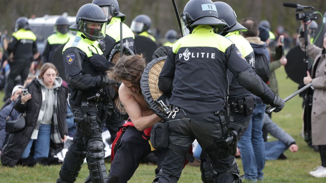 De politie voerde enkele charges op het Malieveld uit