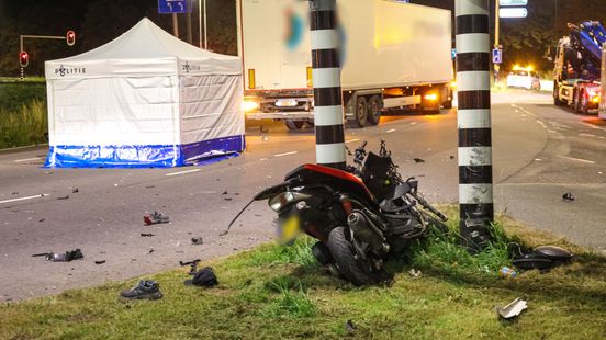 Motorrijder komt om het leven bij eenzijdig ongeluk. Motorrijder komt om het leven bij eenzijdig ongeluk.