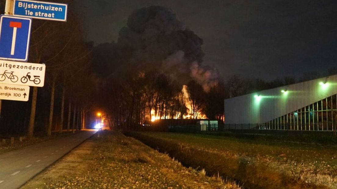 Bij een zeer grote brand in Nijmegen zijn vrijdagavond zo'n 3000 varkens omgekomen. De brand woedde in een stal aan de Palkerdijk, vlak bij bedrijventerrein Bijsterhuizen. De stal is verwoest.