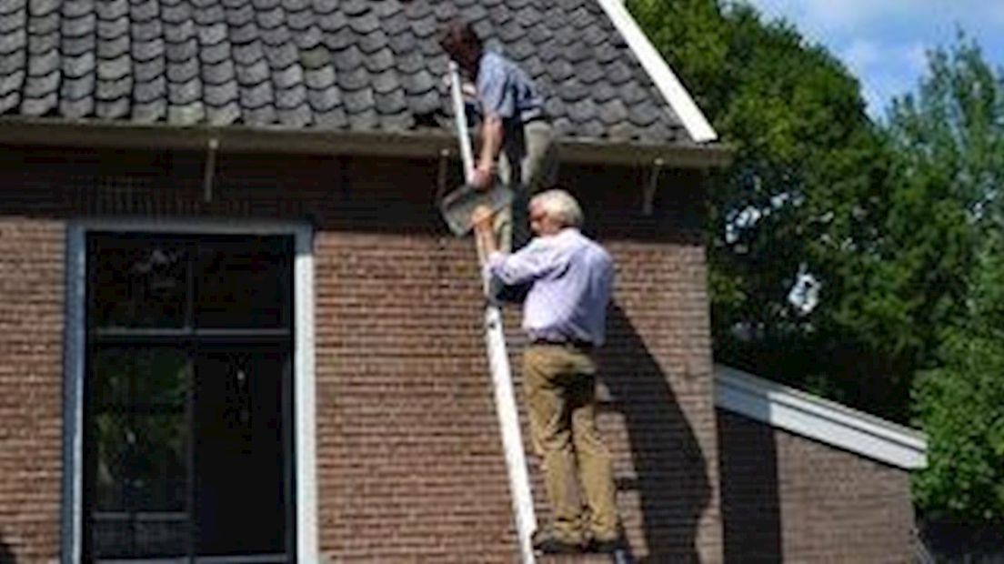 Eerste pannen van het dak bij de Reestkerk