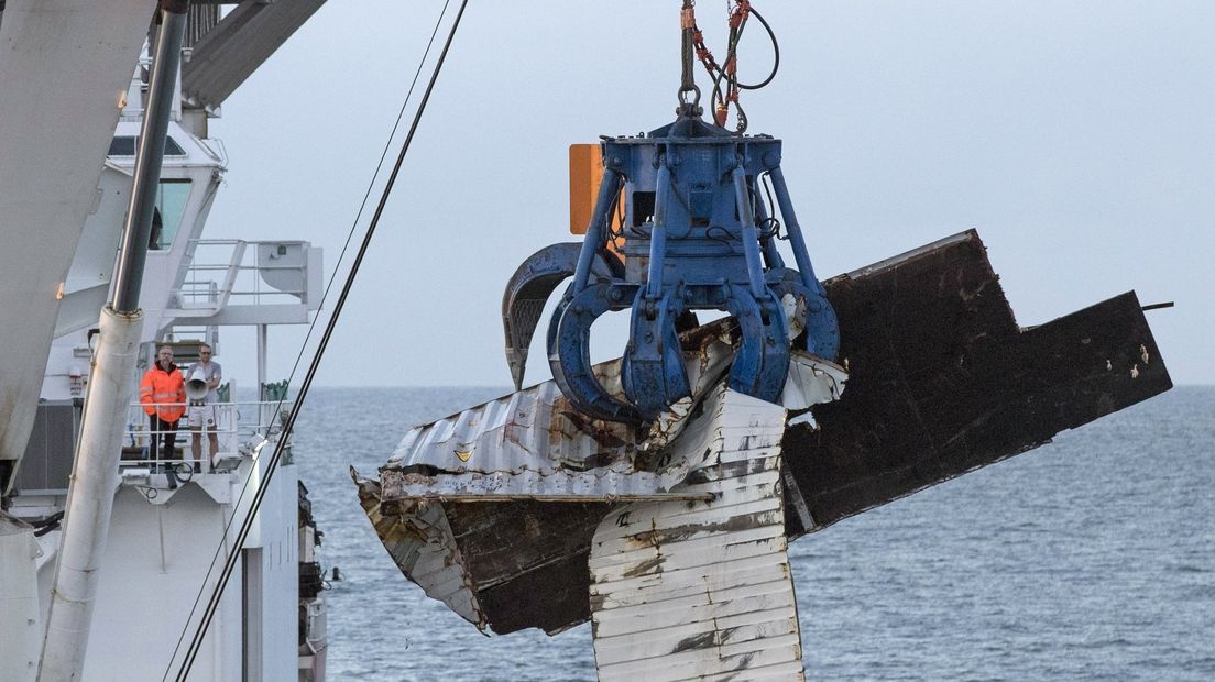 De berging van overboord geslagen containers van de MSC Zoe