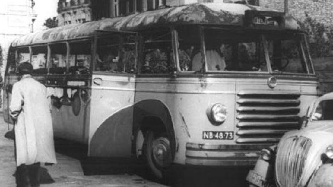 De uitgebrande autobus kort na het inferno.