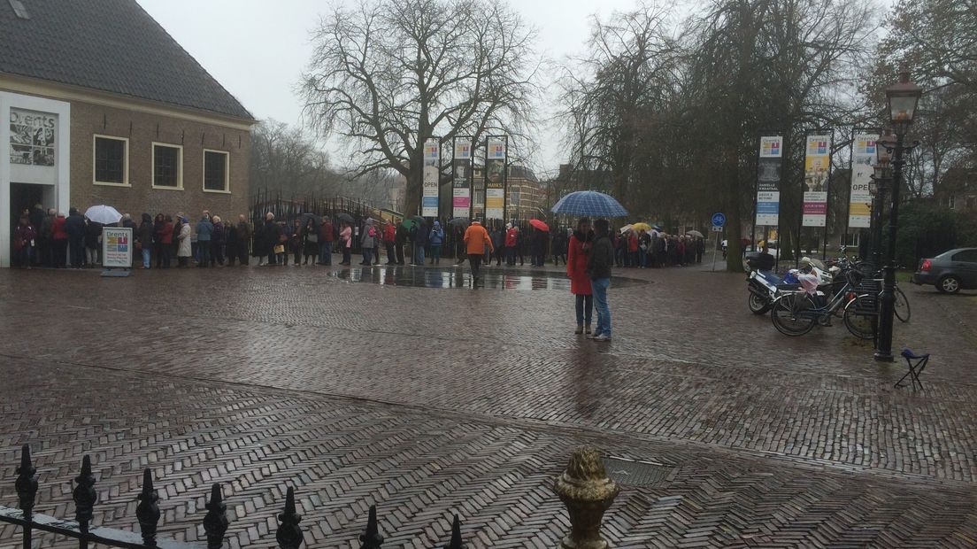 Bezoekers van het Drents Museum in de regen in de rij (Rechten: RTV Drenthe / Rinus Bouwmeester)